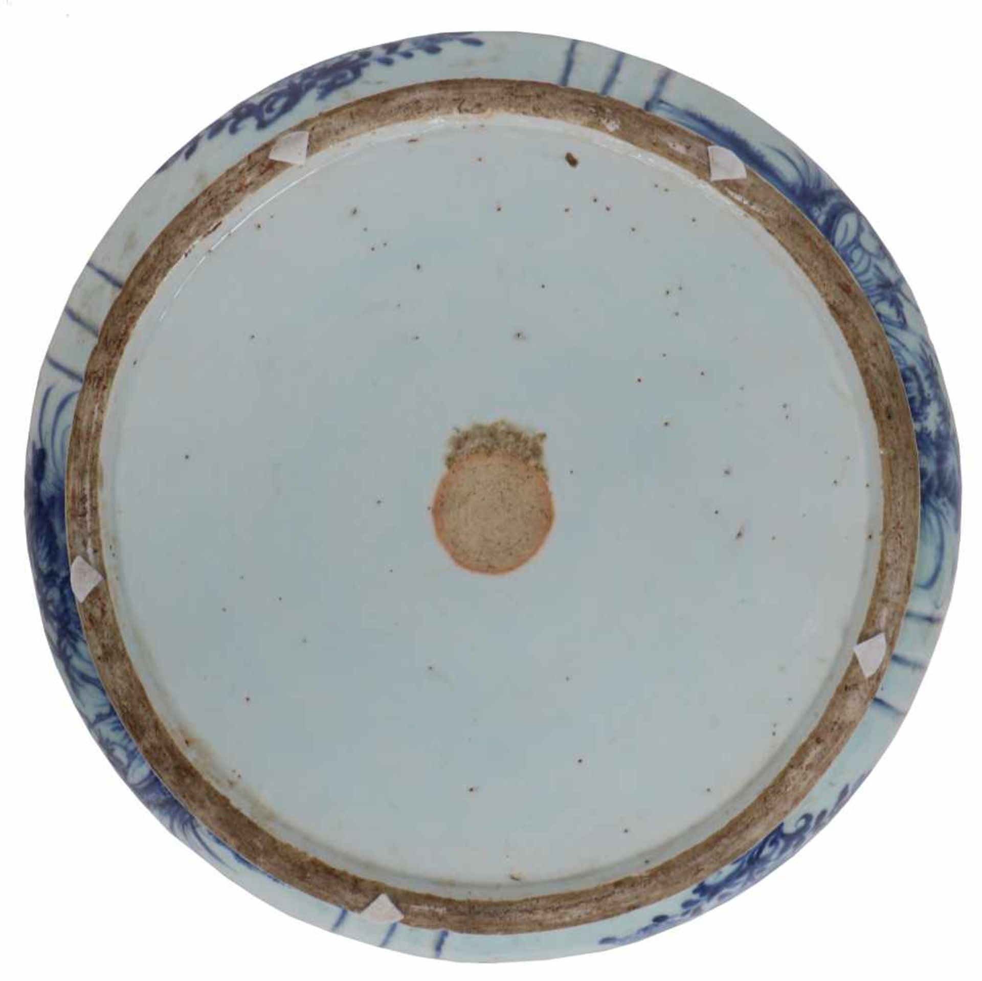 Een porseleinen soepterine met blauw bloemendecor. China, 18e eeuw.Deksel is gerestaureerd. Ø 30 - Bild 2 aus 2