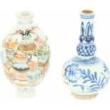 Een lot van twee miniatuur vaasjes. China, 18e en 19e eeuw.A lot of two miniature vases. China, 18th