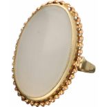 Vintage ring bicolor goud, witte agaat - 14 kt.Agaat ca. 26 x 15 mm. Ringmaat: 18 mm. Gewicht: 8,8