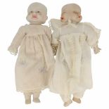 Een set van twee poppen.Porseleinen (4 faces) hoofd. 1 hoofd is beschadigd.A set of two dolls.