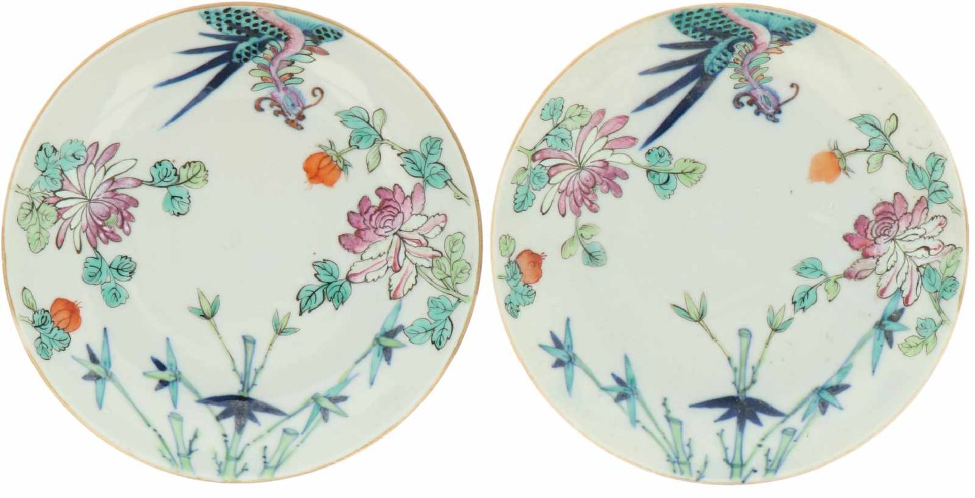 Een lot van twee porseleinen bordjes met decor van bloemen en een fenix, gemerkt Qianglong. China,