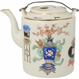 Een porseleinen theepot beschilderd met antieke kostbaarheden. China, 1e helft 20e eeuw.Afm. 13 x