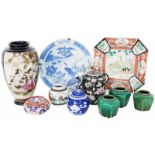 Een lot van Chinees en Japans keramiek.Diverse kwaliteiten.A lot with Chinese and Japanese ceramics.