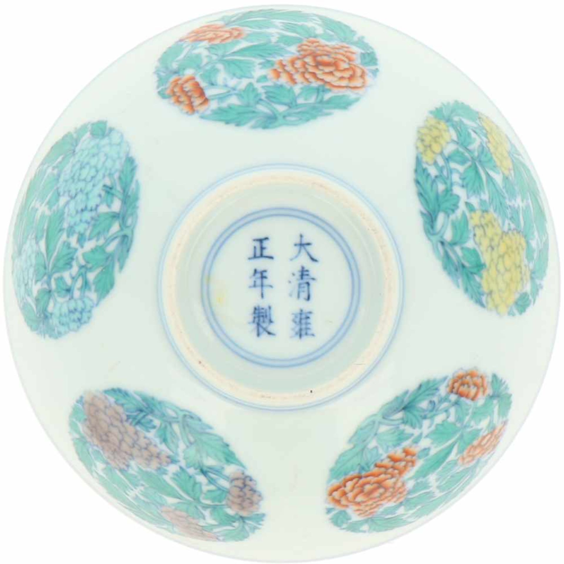 Een porseleinen Doucai kom, gemerkt Yongzheng. China, 20e eeuw.Afm. 5,5 x 13 cm.A porcelain Doucai - Bild 3 aus 4
