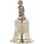 Tafelbel zilver.Fraai gedecoreerd met Biedermeier versieringen en gegoten putti. Nederland,