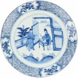 Een porseleinen bord met decor van een Lingzhi en een wijsgeer, gemerkt Chenghua. China, Kangxi.