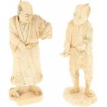 Een tweetal Okimono ivoren figuren. Japan, eind 19e eeuw.Afm. 11 x 3,5 cm.A pair Okimono ivory