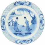 Een porseleinen bord met decor van Lingzhi's, gemerkt Chenghua. China, Kangxi.Randschade. Ø 16,5