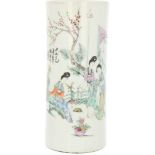 Een porseleinen brushpot met decor van Chinese dames. China, eind 19e eeuw.Haarlijn. Afm. 28 x 12