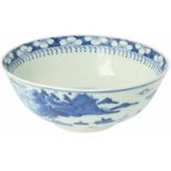 Een porseleinen kom met blauw landschapsdecor. China, circa 1800.Ø 18 cm.A porcelain bowl with