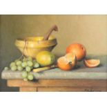 Anton Verhoeven (1920-2006).Stilleven met fruit en stenen nap. Olieverf op doek. Gesigneerd