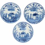 Een set van drie porseleinen bordjes met landschaps decor, gemerkt met Conische schelp. China,