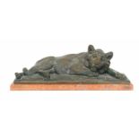 Een bronzen beeld van een liggende jonge leeuw op een marmeren plint. Onduidelijke gesigneerd in