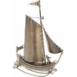 Zeilboot zilver.Uitgevoerd op standaard en voorzien van gegoten decoraties. Nederland,