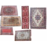 Een lot van vijf tapijten. Diverse leeftijden en formaten.A lot with five carpets. Various ages