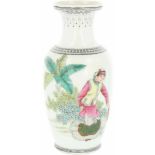 Een porseleinen vaasje gedecoreerd met een Chinese dame. China, circa.Afm. 20 x 9 cm.A porcelain