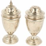 (2) Zout & Peper strooiers zilver.Baluster vormig rond model op voet. Engeland, Birmingham, Henri