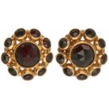 Rozet oorbellen geelgoud, granaat - 14 kt.D: 1,2 cm. Gewicht: 3,7 gram.Rosette earrings yellow gold,