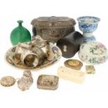 Een gevarieerd lot met onder andere porselein, aardewerk, glas en zilver.A diverse lot with, among