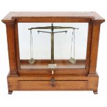 Een apothekersweegschaal, circa 1900.Gewichten ontbreken. Afm. 33 x 39 x 17,5 cm.A pharmacy scale,