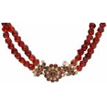 Antiek collier met rosegouden sluiting, granaat en zaadparel - 14 kt.L: 30 cm. Gewicht: 14,4 gram.