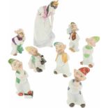 Een set van 8 handbeschilderde Herend, Hongarije figuurtjes voorstellende Sneeuwwitje en de 7