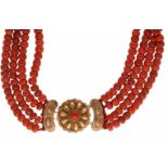 Antiek collier met geelgouden sluiting, bloedkoraal - 14 kt.Op rood draad geregen. Bloedkoraal ca. 7