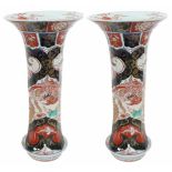 Een set van twee porseleinen Gu vazen met Imari decor. Japan, begin 20e eeuw.Afm. 41 x 20 cm.A set