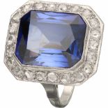 Art Deco ring witgoud, diamant en saffier - 14 kt.22 Roos geslepen diamanten (doorsnede ca. 2 mm) en