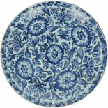 Een porseleinen schotel met bloemen decor, gemerkt met Conische schelp. China, 18e eeuw.Chips en