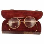 Bril in etui .14k gold filled met metalen etui. begin 20e eeuw, 0/1000. Glasses in a case.14k gold