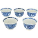Een set van vijf porseleinen cups met floraal blauw decor. China, Kangxi. Haarlijnen en chips.