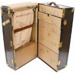 Een Engelse "The Antler" Super Grade Wardrobe Trunk. Hutkoffer met metalen beslag. In goede staat.