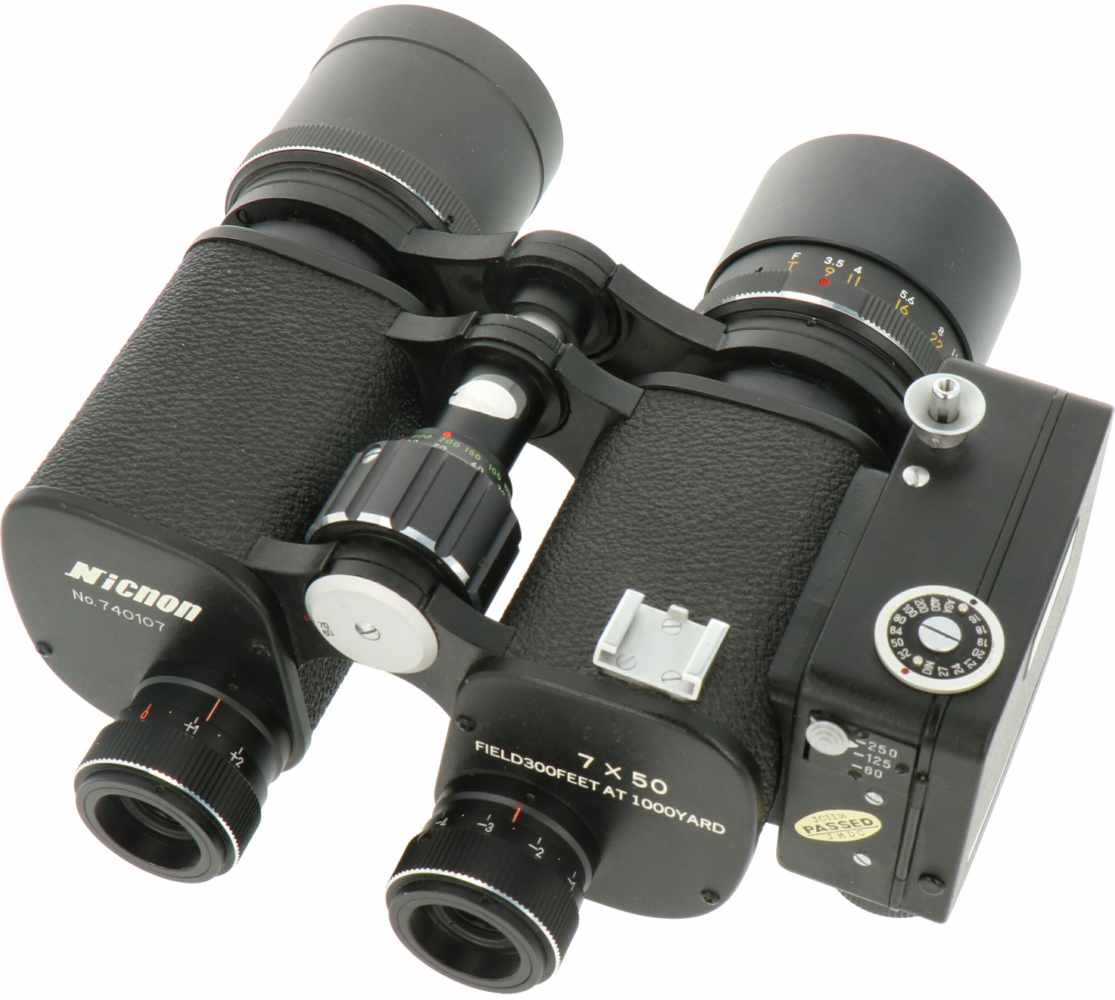 Een Nicnon No. 740107 - verrekijker met camera.A Nikon No. 740107 - binoculars with camera.