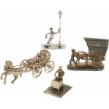 (4) delig lot miniaturen zilver.W.o. slager, dronkenlap, paard en wagen en verzilverde kar met ezel.
