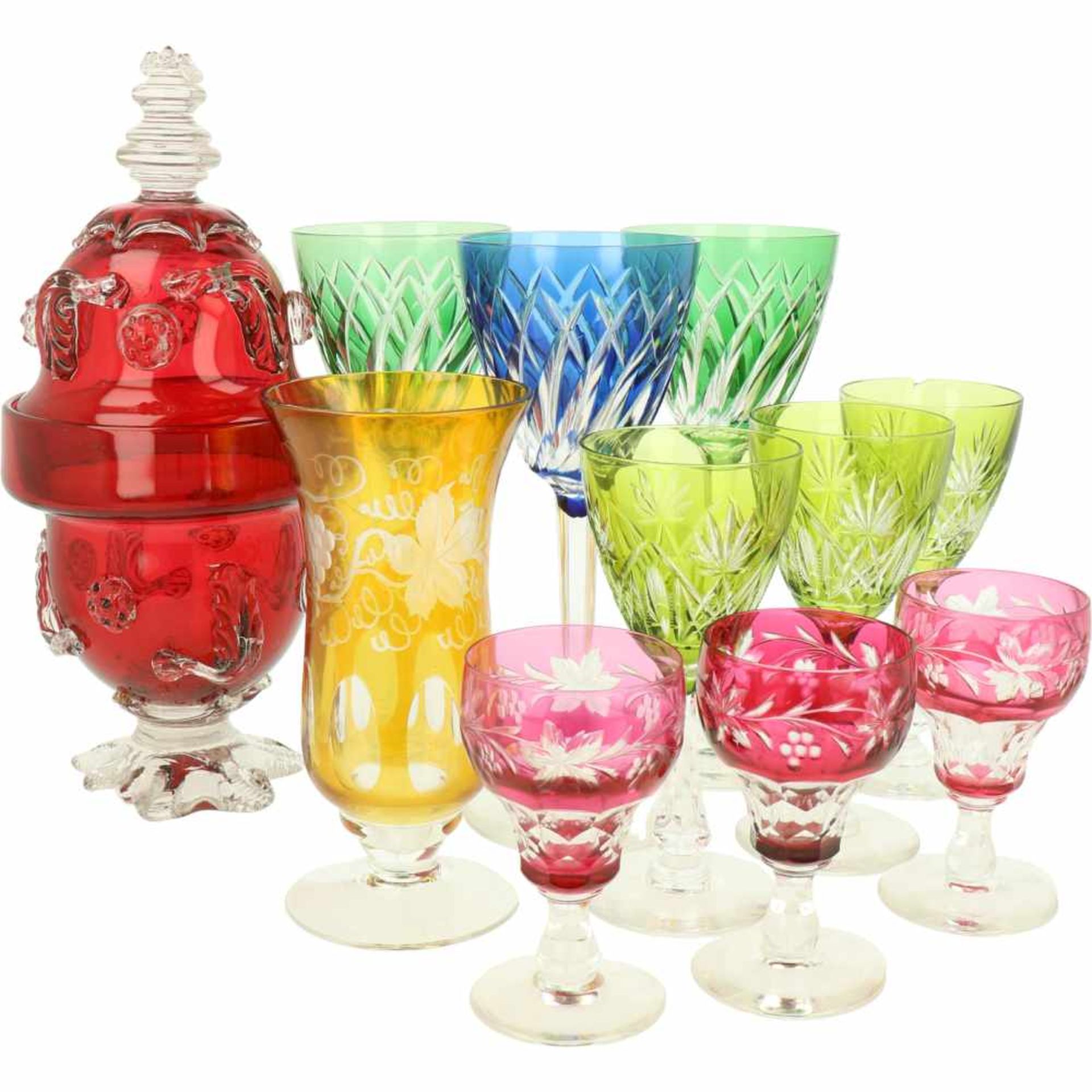 Een lot divers Boheems kristal, w.o. borrelglaasjes.A lot of various Bohemian crystal, including