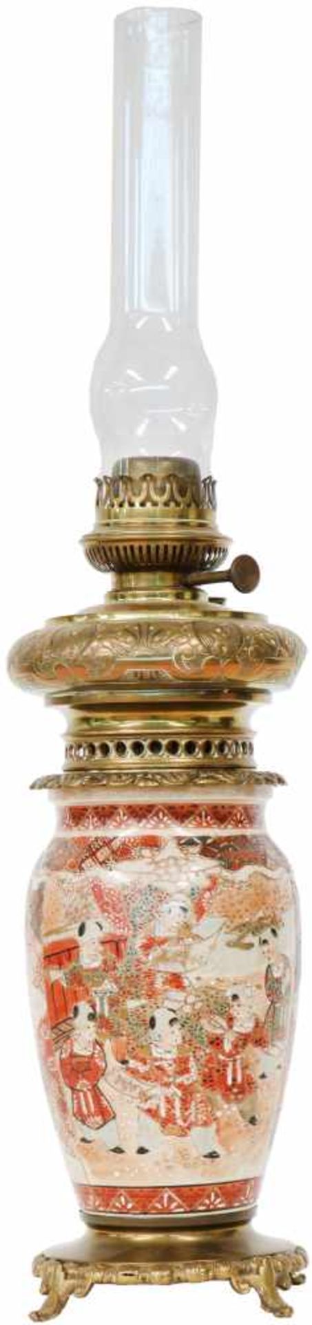 Een Satsuma vaas verwerkt tot olielamp. Japan. 20e eeuw.Afm. 71 x 14 cm.A Satsuma vase transformed