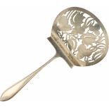 Asperge schep zilver.Hollands puntfilet met ajour opengewerkte schep en florale decoraties.