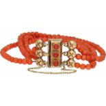 Antieke armband met geelgouden sluiting, bloedkoraal - 14 kt.Met veiligheidskettinkje, op rood draad