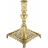 Een bronzen kandelaar. Spanje, eind 18e/ begin 19e eeuw.Afm. 20 x 13 cm.A bronze candlestick. Spain,