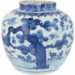 Een porseleinen vaas met blauw floraal decor. China, Wanli.Gerestaureerd. Haarlijnen. Afm. 17 x 16