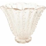 Een glazen Murano vaas. Midden 20e eeuw.Ontwerp Francesco Toso Afm. 19 x 22 cm.A glass Murano