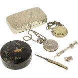 Een lot diversen w.o. een lakwerk doosje en zakhorloges.A lot of various objects including a