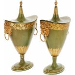 Een stel tinnen cassolettes of kastanjevazen. Midden 20e eeuw. Afm. H.33 cm.A couple of pewter