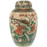 Een porseleinen dekselpot met Famille rose decor. China, circa 1900.Deksel is gelijmd. Afm. 21 x