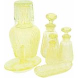 Een lot van zes diverse glazen objecten w.o. drie parfumflesjes, ringenhouder, karaf, waterglas en