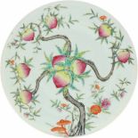 Een porseleinen bord met Famille Rose decor van perzikken. China, 1e helft 20e eeuw.Chip en