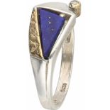 Design ring zilver, lapis lazuli en zirkonia - 925/1000.Met geelgouden details. Ringmaat: 17,5 mm.