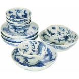 Een set van vijf porseleinen kop en schotels met blauw decor van draken. China, 18e eeuw.Randschade,