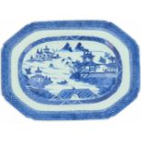 Een porseleinen vleesschaal met landschap decor. China, 18e eeuw.Ø 28,5 cm.A porcelain meat dish